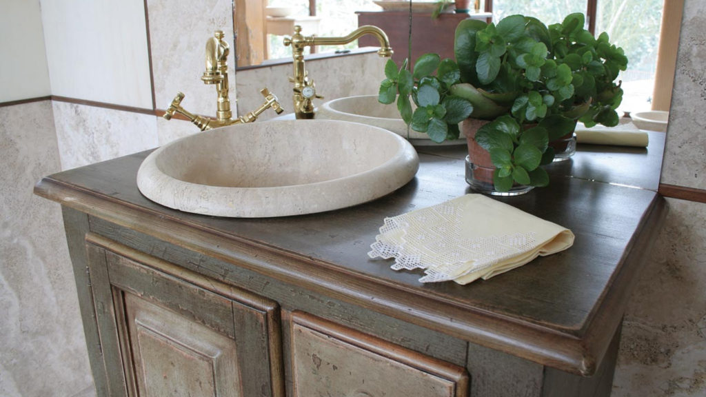Mobile da bagno “Fiesole” in legno e travertino