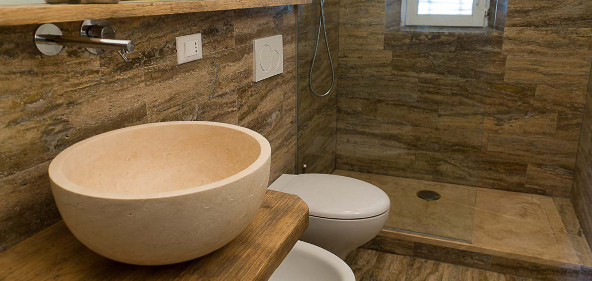 Bagno in travertino simil legno - Pietre di Rapolano Bagno in travertino simil legno - Pietre di Rapolano