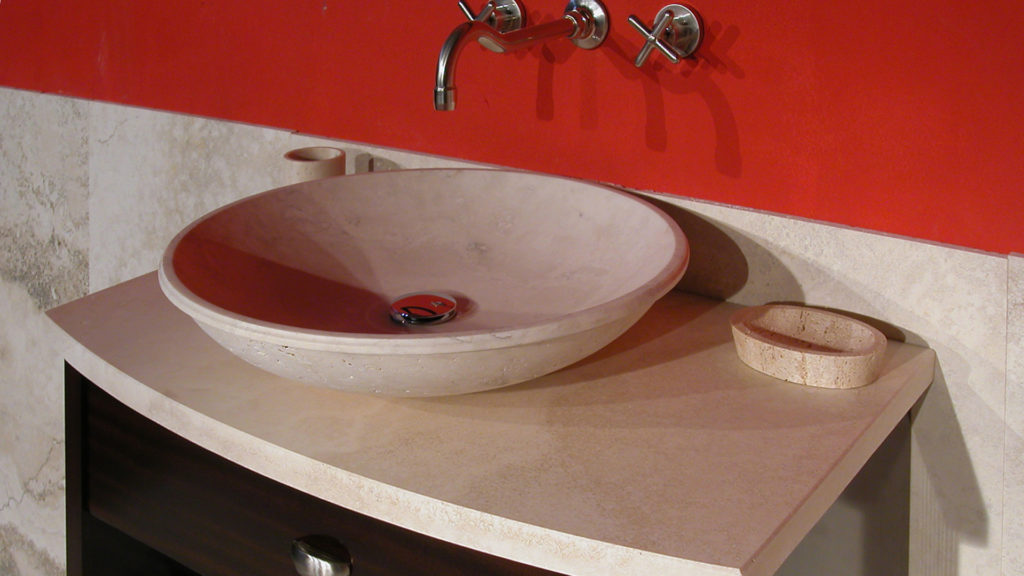Mobile da bagno in legno e travertino “Fonterutoli”