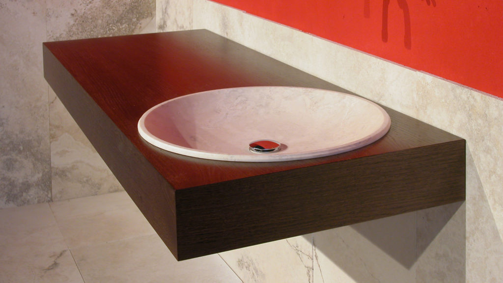 Mobile da bagno “Cedda” in legno e travertino