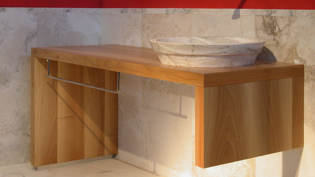 Waschtisch „Castellina“ aus Holz und Travertin