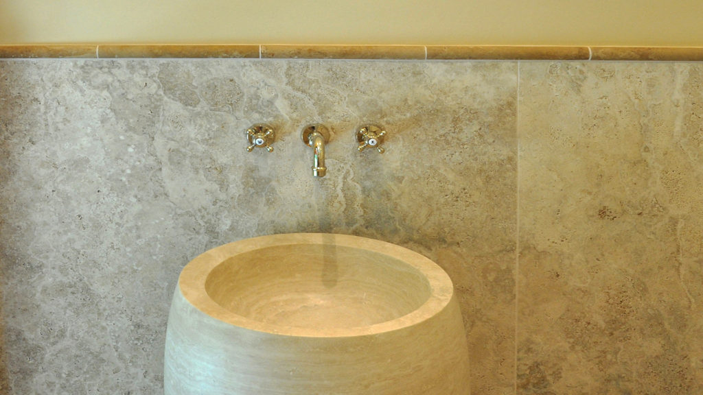 Freestanding travertine sink “Corno”