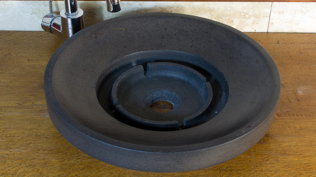 Rundes Waschbecken aus Basalt „Ufo Black“