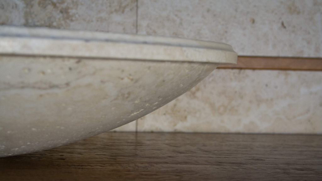 Waschbecken aus hellem Travertin „Fonterutoli“