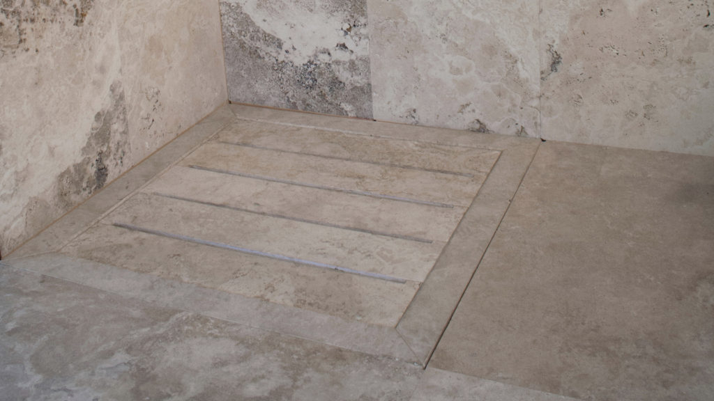 Travertine shower base “Doghe”