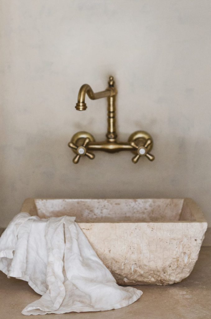 Rustic travertine washbasin “Pilozzo”