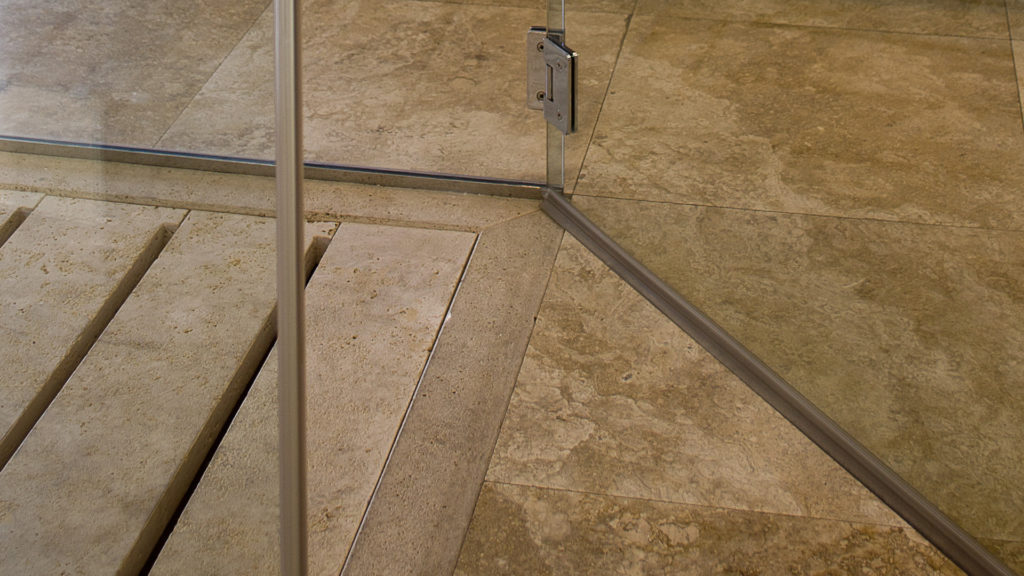 Travertine shower base "Doghe"