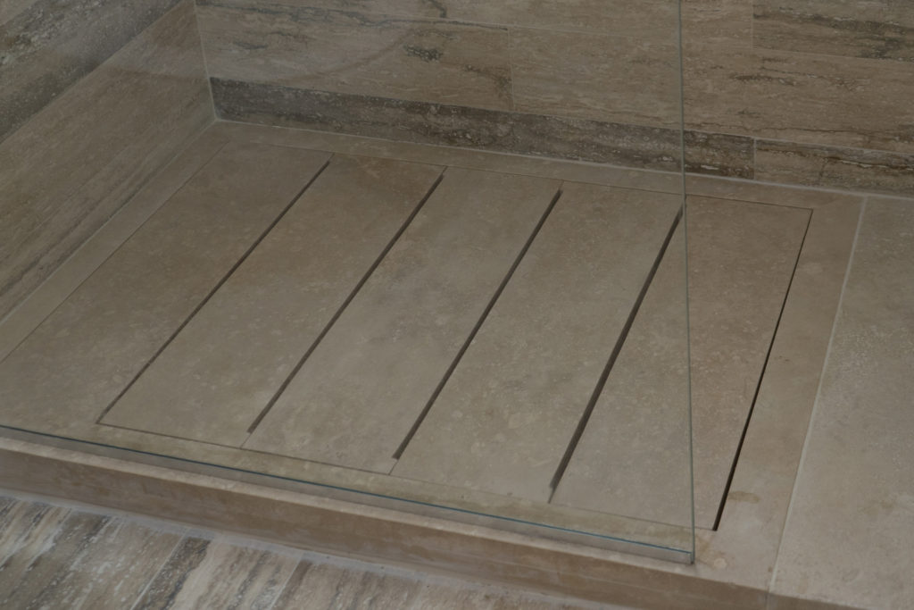 Travertine shower base "Doghe"