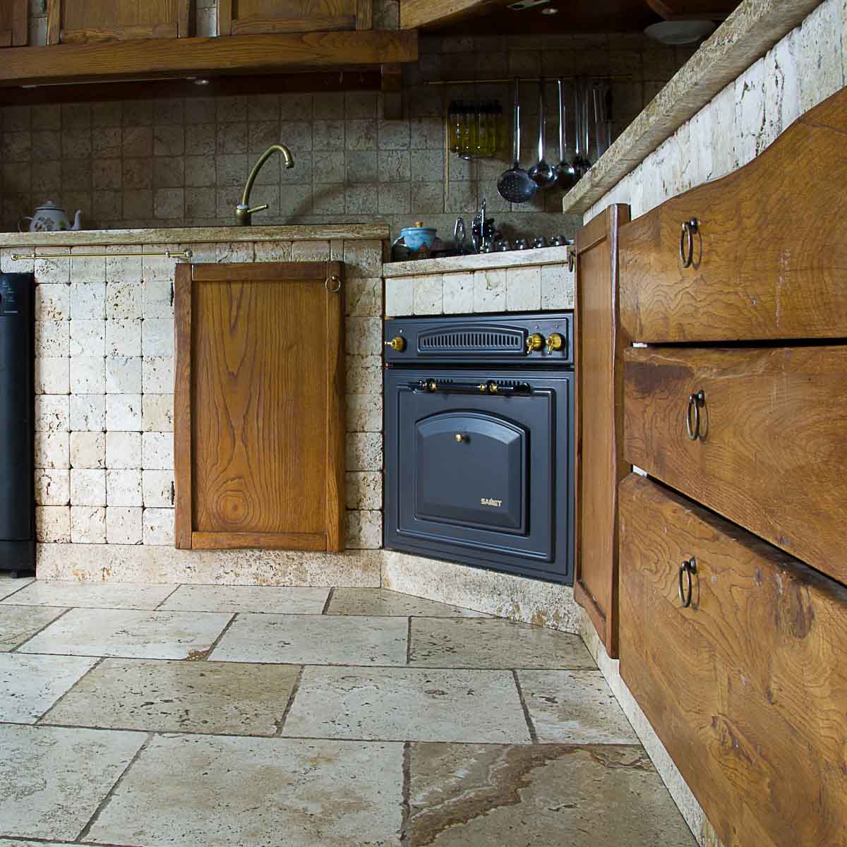 Cucina in muratura in legno di castagno e pietra di rapolano