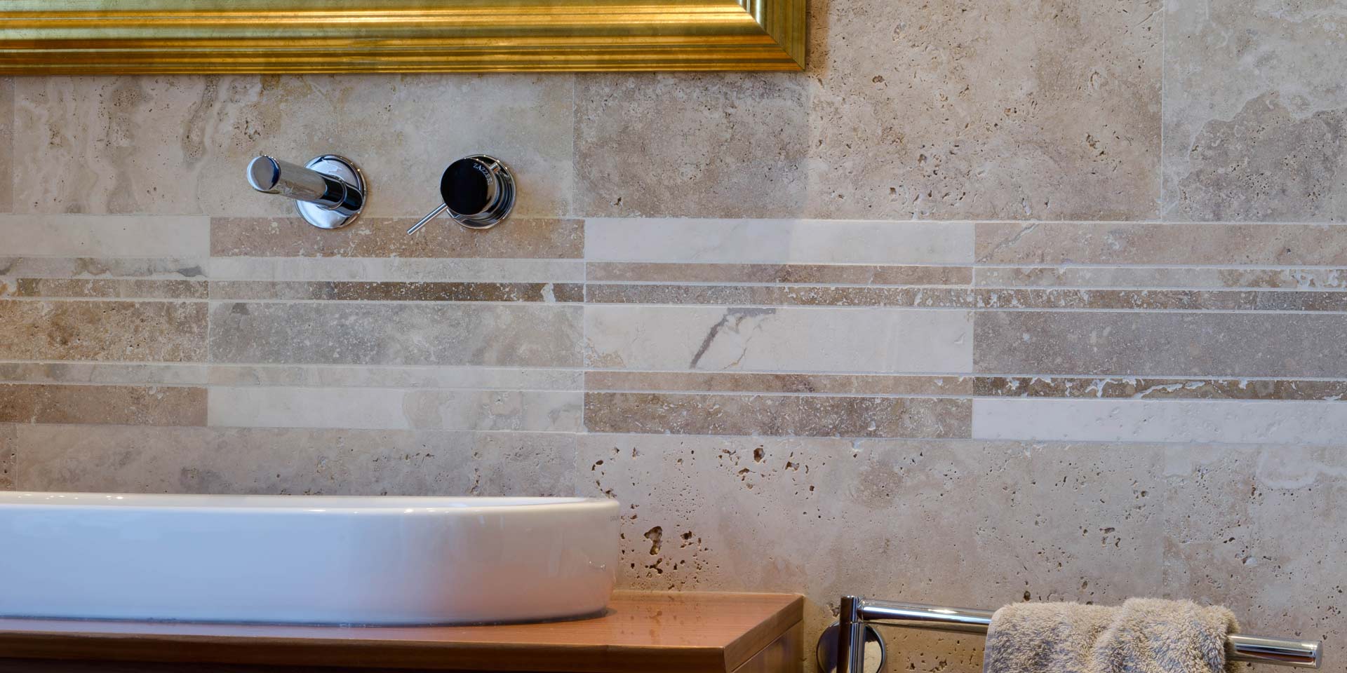 Bagno con rivestimento in travertino e pavimento in legno - Pietre ... Bagno con rivestimento in travertino e pavimento in legno - Pietre ...