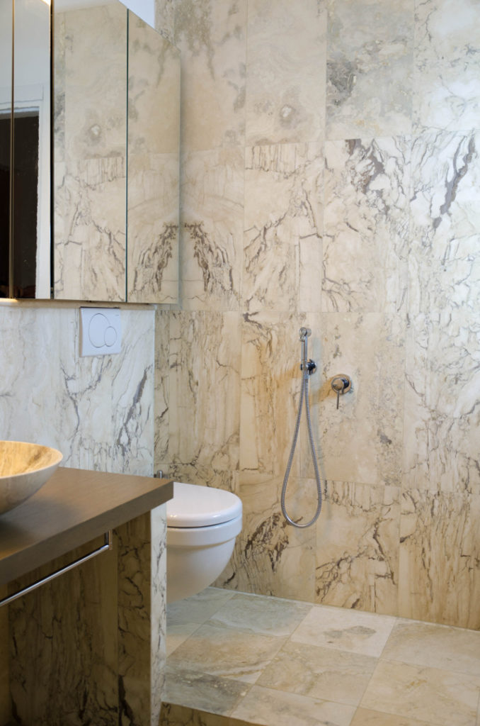 Cross-cut travertine "Venato Chiaro"