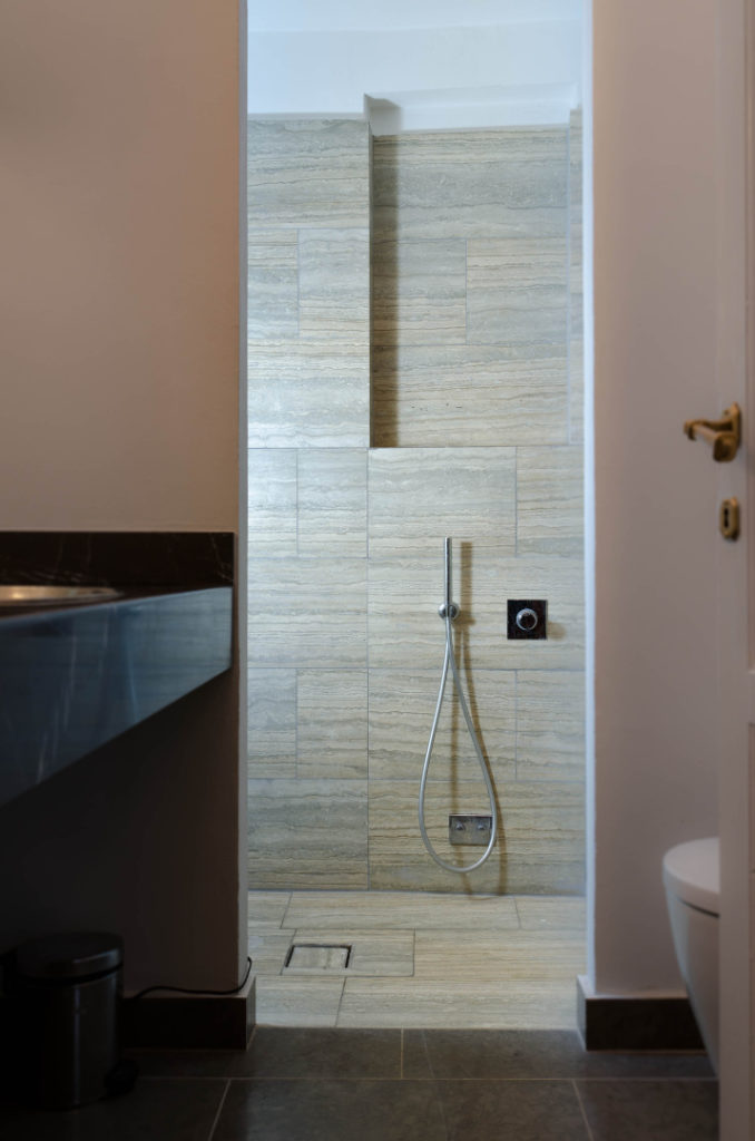 Vein-cut travertine "Zebra Silver Grey"