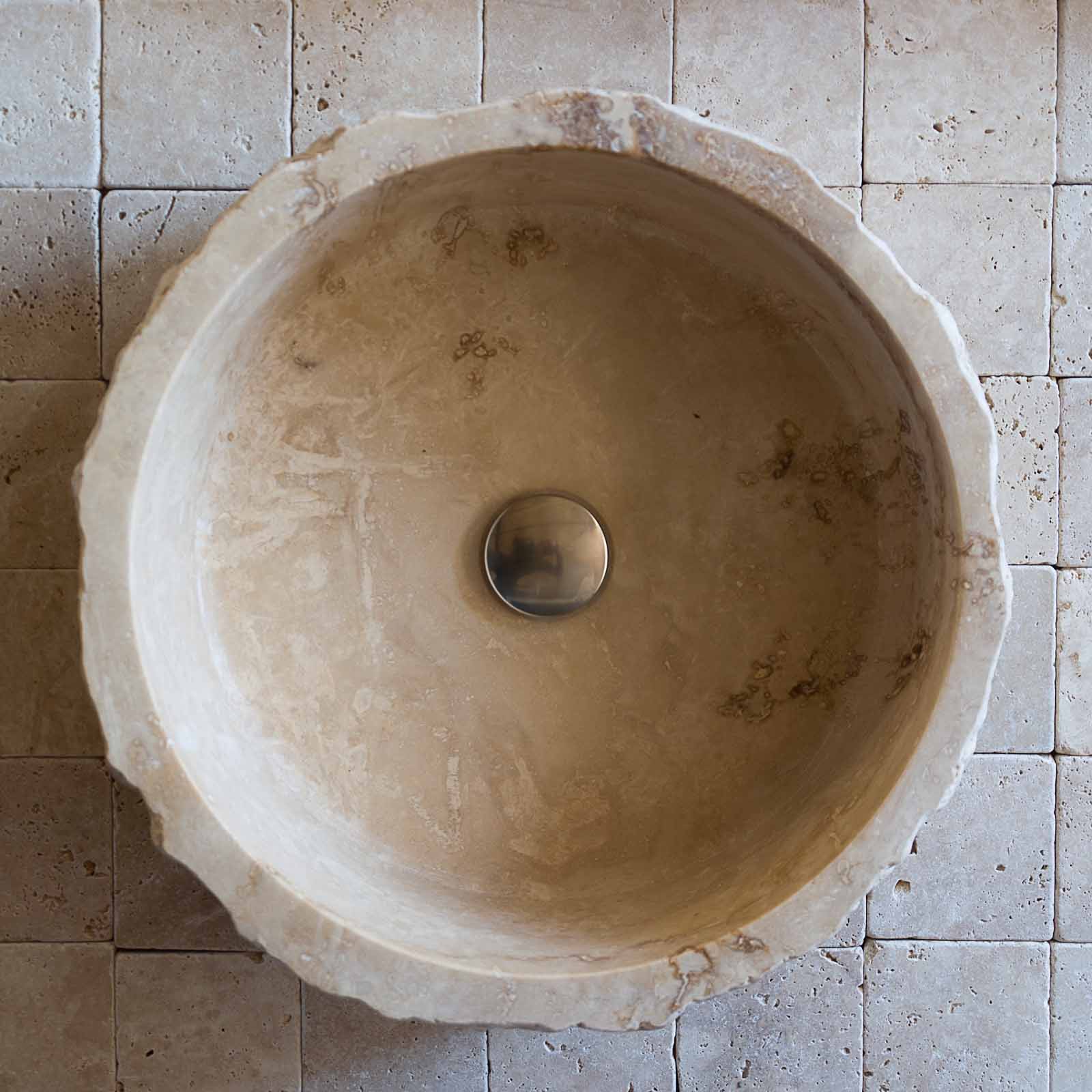 https://www.pietredirapolano.com/wp-content/uploads/2018/02/Lavabo-da-bagno-tondo-da-appoggio-rustico.jpg