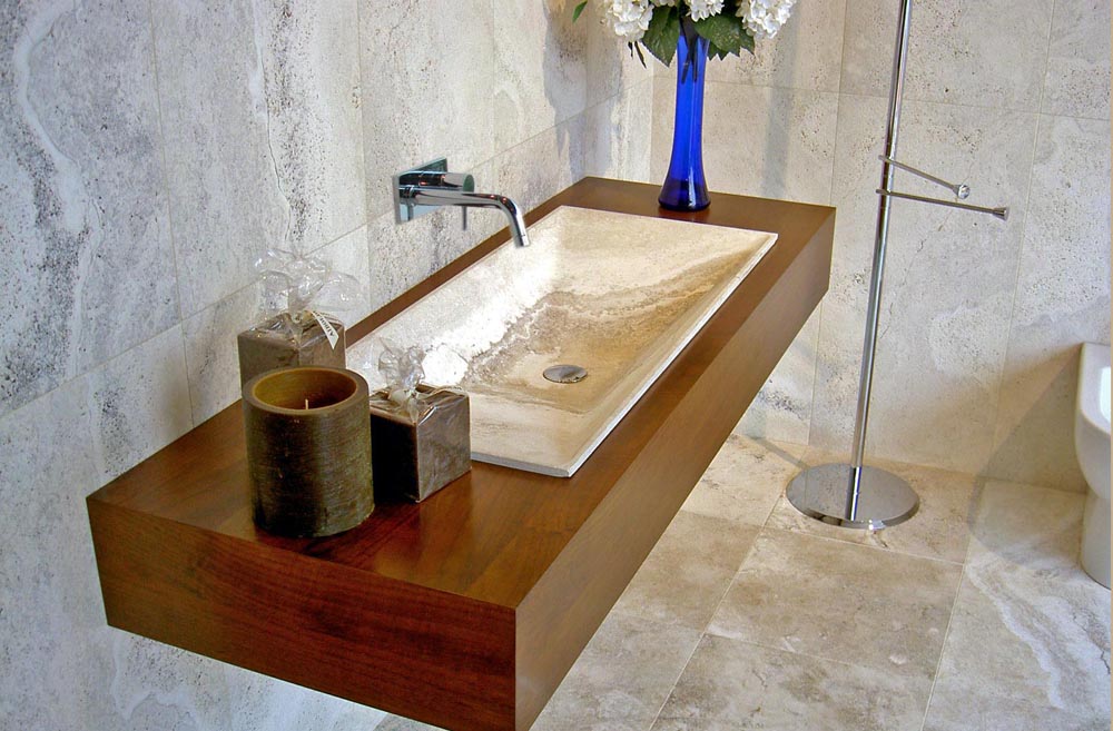 Mobile bagno in legno di noce scuro e travertino \ Mobile bagno in legno di noce scuro e travertino \