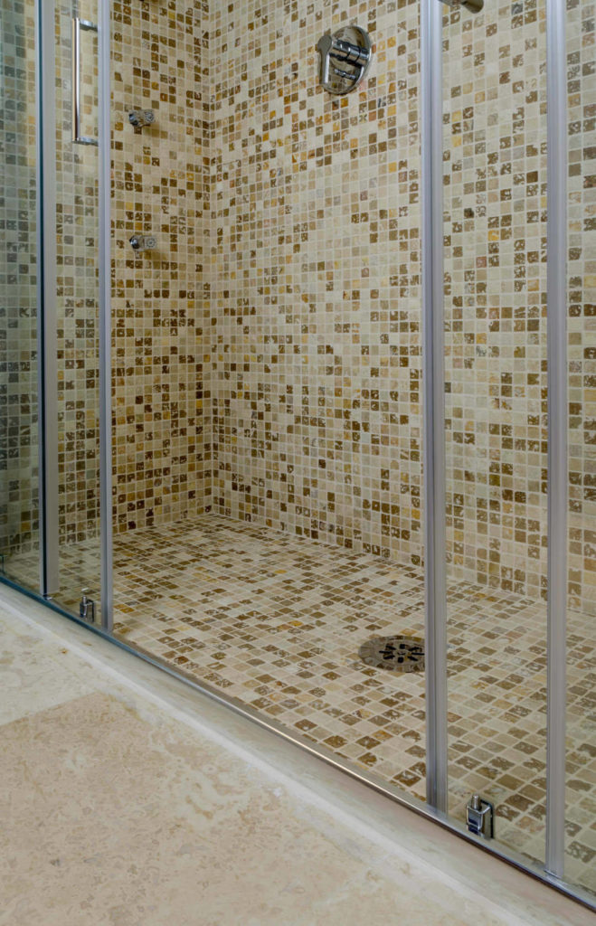 Mosaico in travertino 2,5x2,5 Multicolor Rustico per doccia