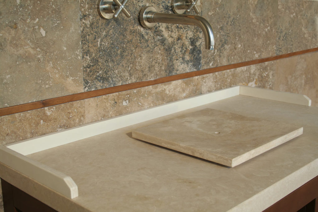 Mobile da bagno “Piano” in legno e travertino