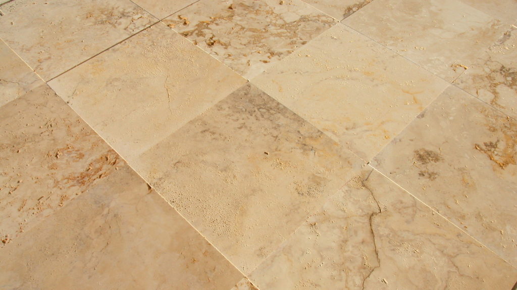 Cross-cut travertine "Nuvolato Gold"