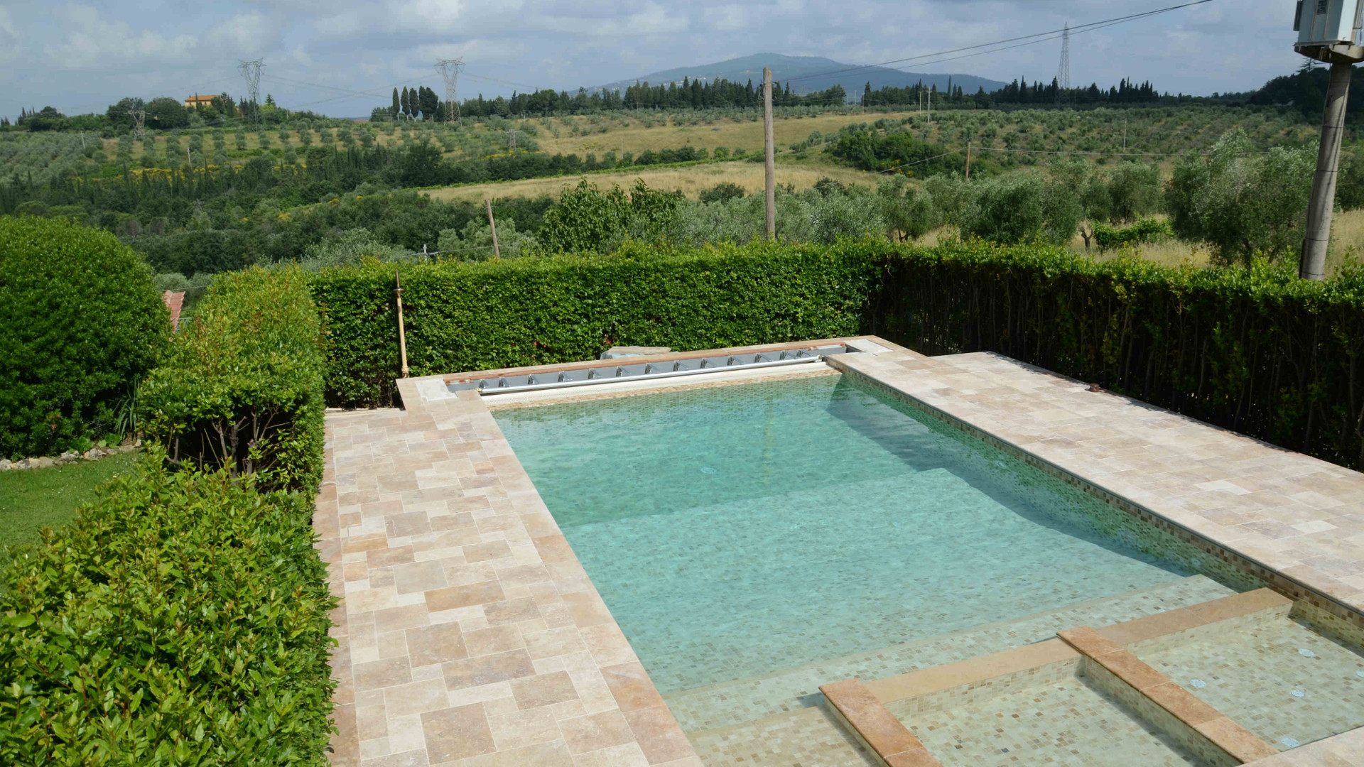 Foto von Pool in Hügellandschaft von Pietre di Rapolano