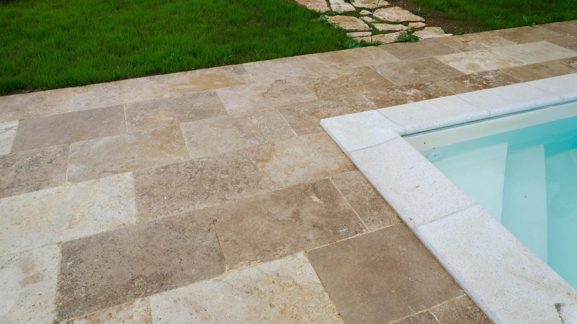 Pavimentazione esterna piscina in travertino beige