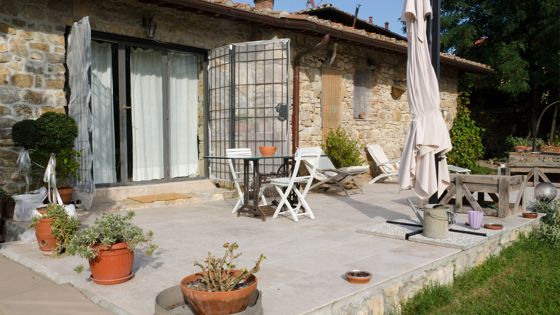 Picture of Farmhouse in the Tuscan countryside by Pietre di Rapolano