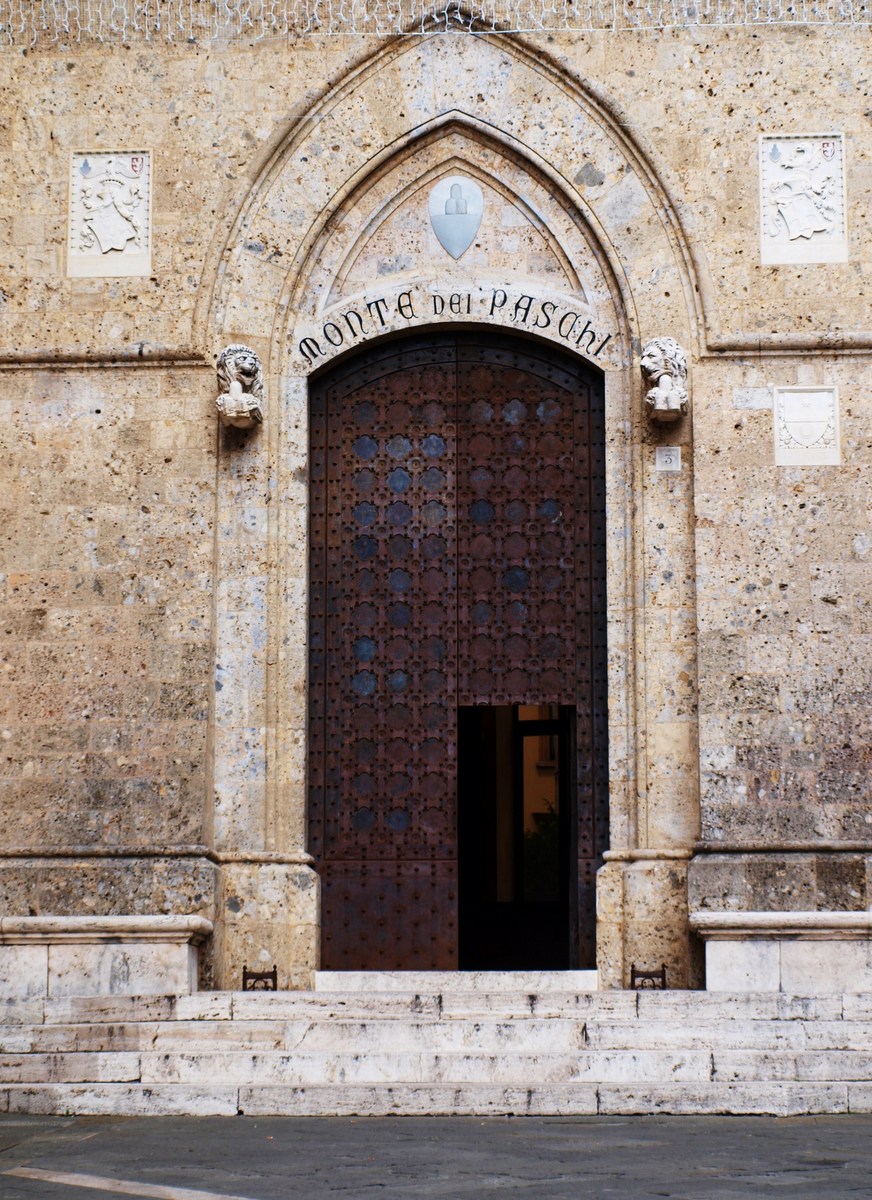 Uso del travertino scuro in edifici storici: il Monte dei Paschi di Siena Uso del travertino scuro in edifici storici: il Monte dei Paschi di Siena
