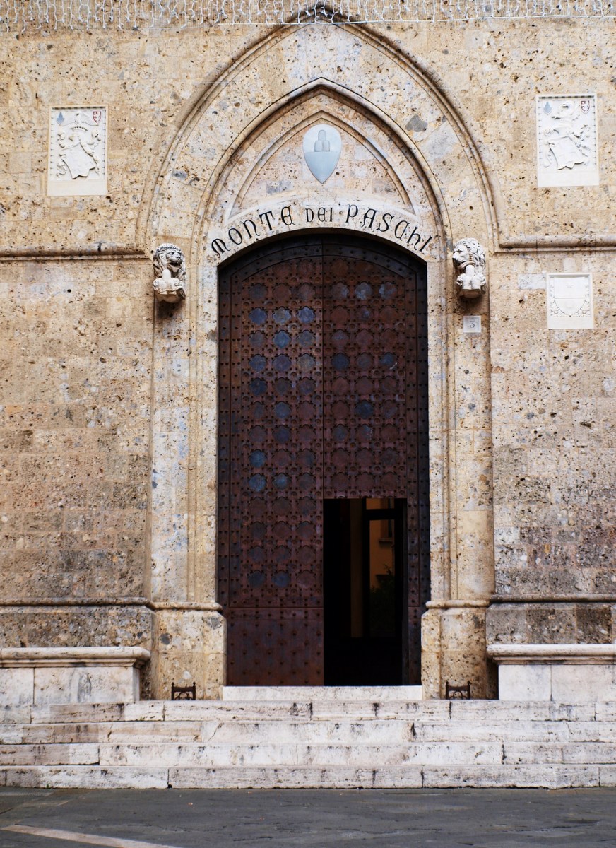 Uso del travertino scuro in edifici storici: il Monte dei Paschi di Siena