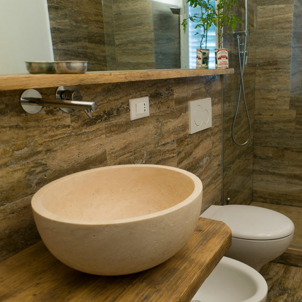 Lavabo in travertino per bagno con pavimentazione e rivestimenti della serie woodline