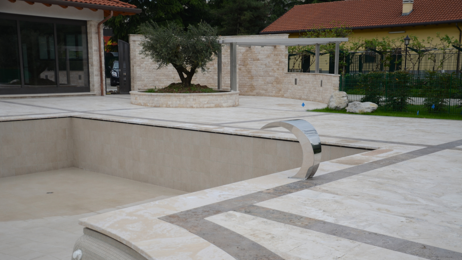 Picture of Swimming pool and outdoor in travertine by Pietre di Rapolano