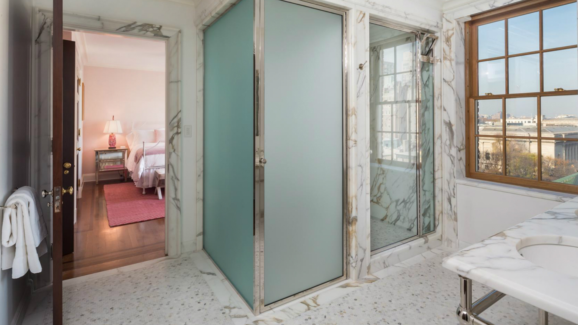 Rivestimento bagno in travertino – residenza privata a New York Rivestimento bagno in travertino - residenza privata a New York
