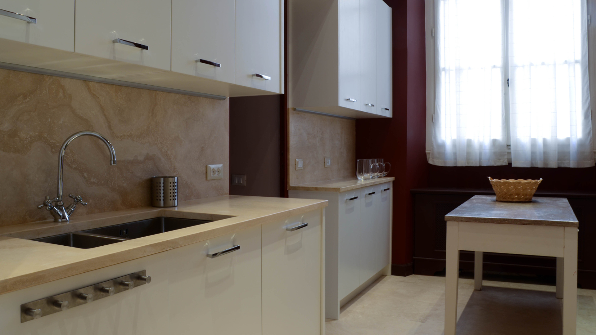 Pavimenti e rivestimenti cucina in travertino per residenza privata a Firenze