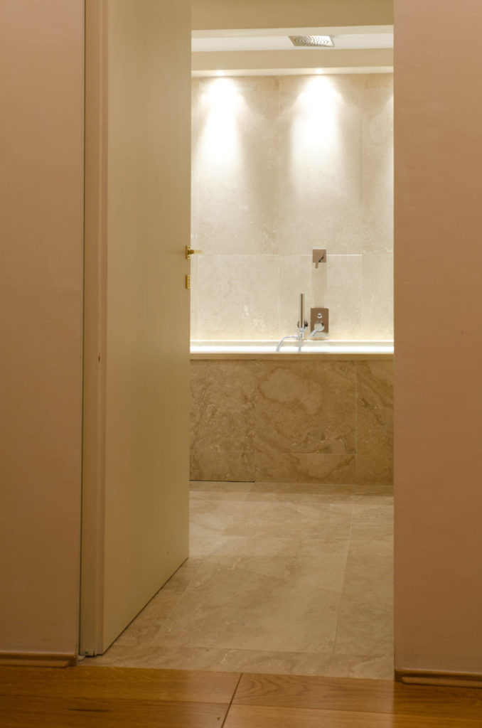 Rivestimento bagno in travertino