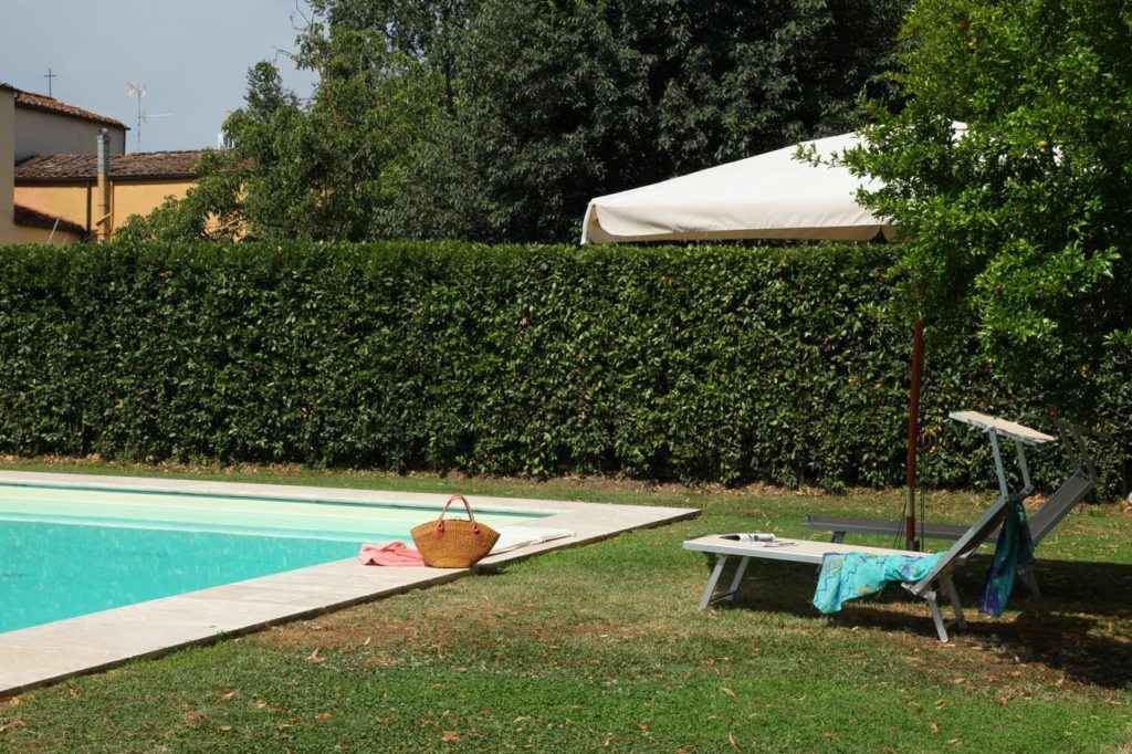 Bordo piscina in travertino classico