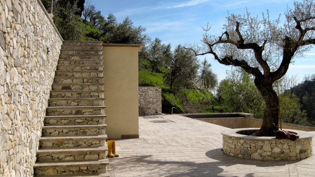 Piscina con pavimento in travertino di Rapolano