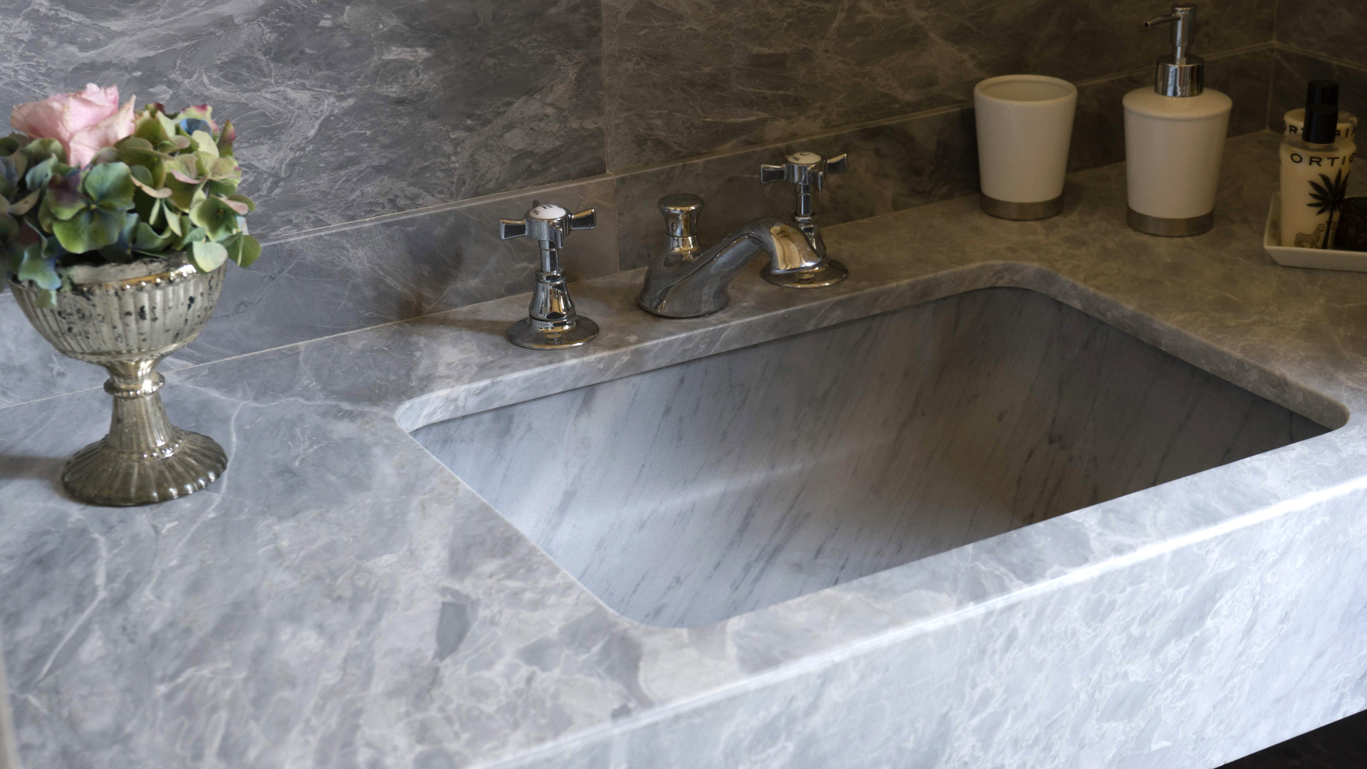 Piano lavabo in marmo grigio - progetto residenza in Piazza Pitti