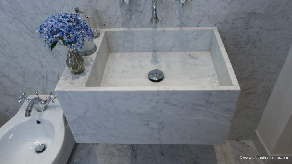 Dettaglio di lavabo in Bianco di Carrara