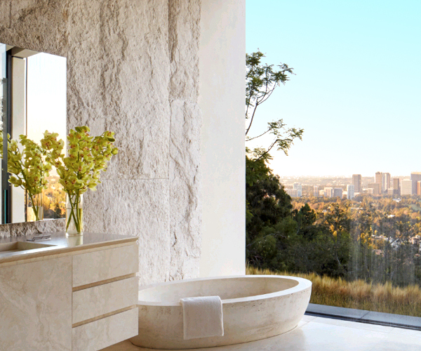 Bagno scenografico in travertino sulle colline di Los Angeles