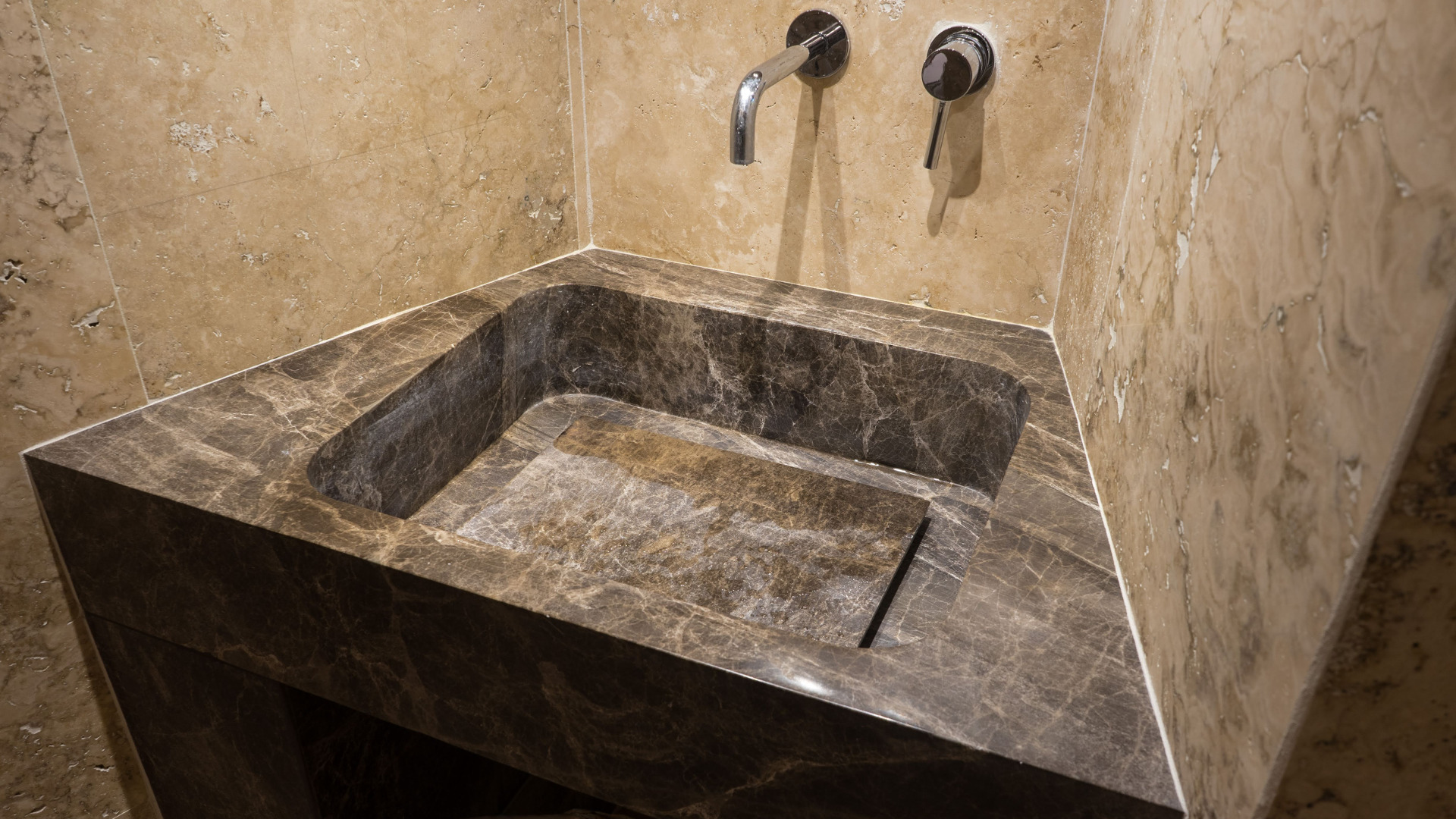 lavabo in dark emperador realizzato su misura lavabo in marmo marrone
