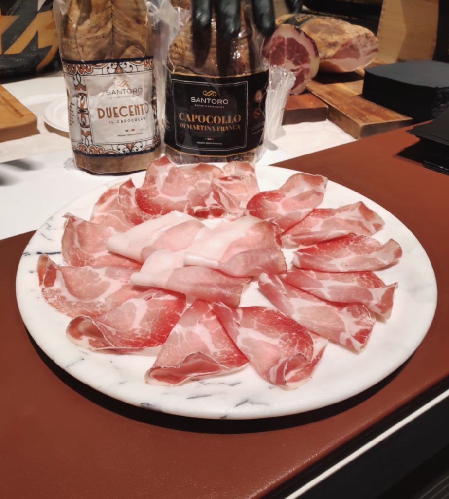 Salumeria Santoro Pitti Taste piatto marmo bianco - pietre di rapolano