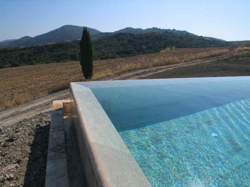 Piscina in travertino bordo a sfioro