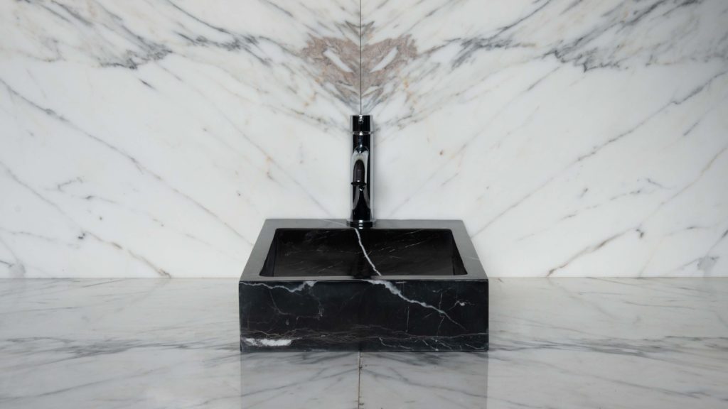 Lavabo piccolo in marmo nero “Side Black”