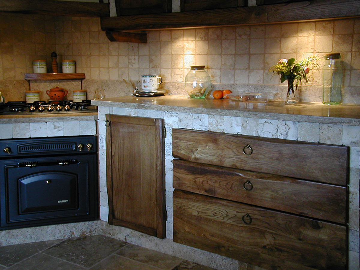 Cucina in travertino in stile rustico