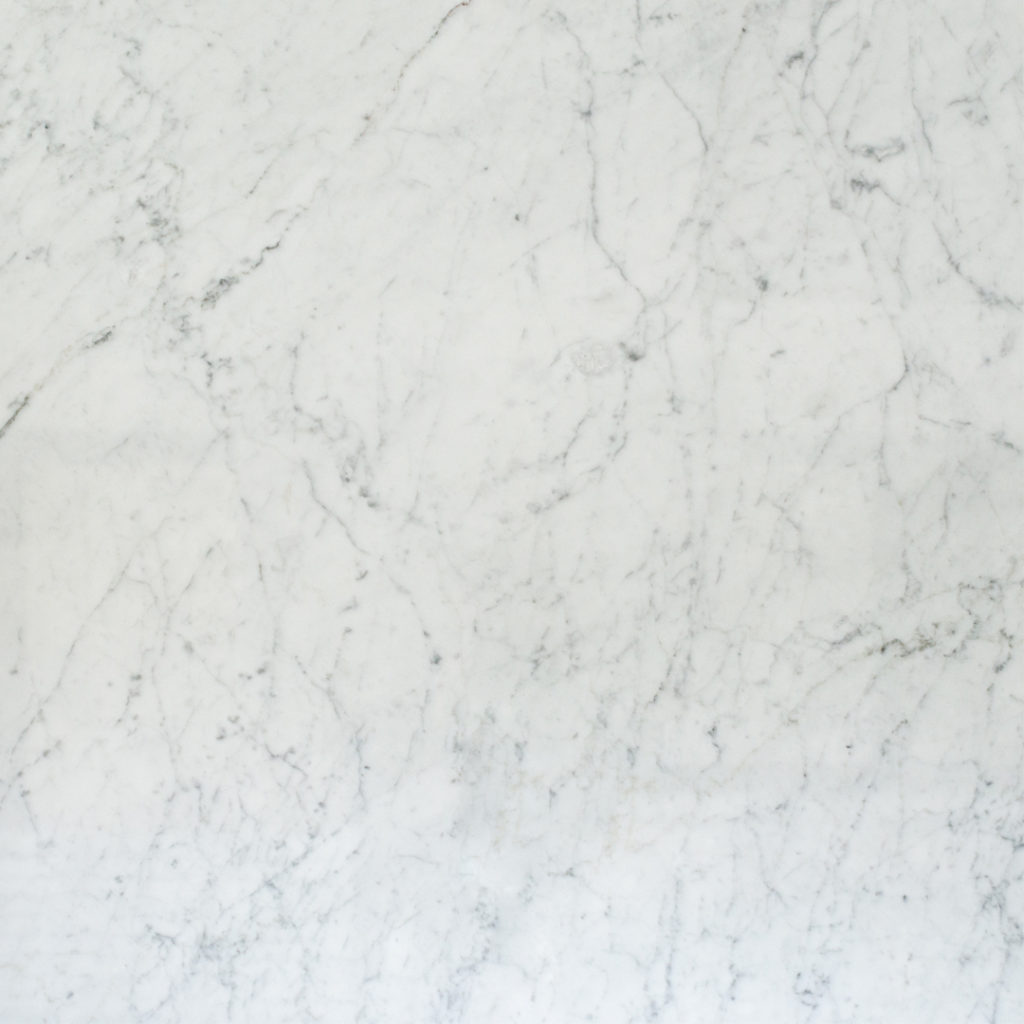 Marmor, im Lager „Bianco Carrara“