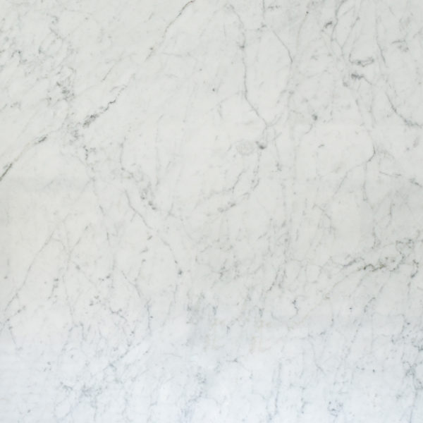 Marmor, im Lager „Bianco Carrara“