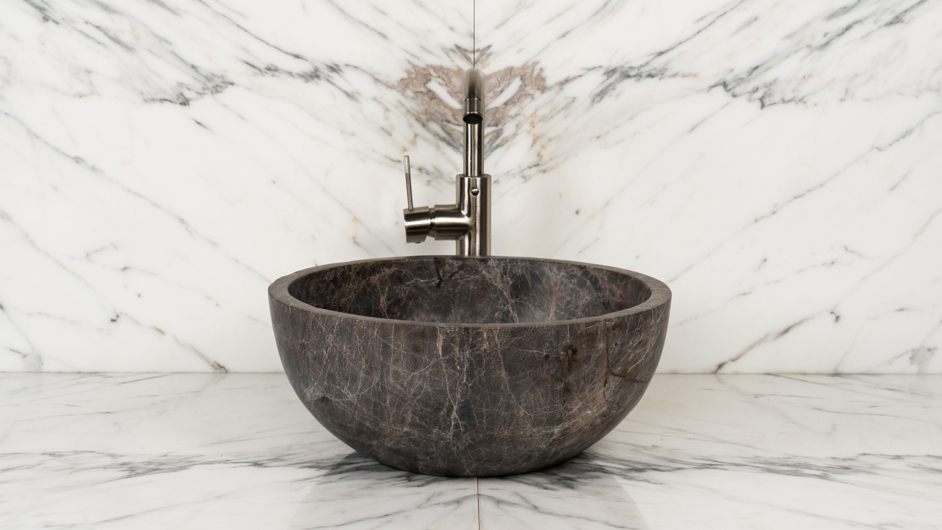 Lavabo rotondo in marmo “Fiano Emperador”