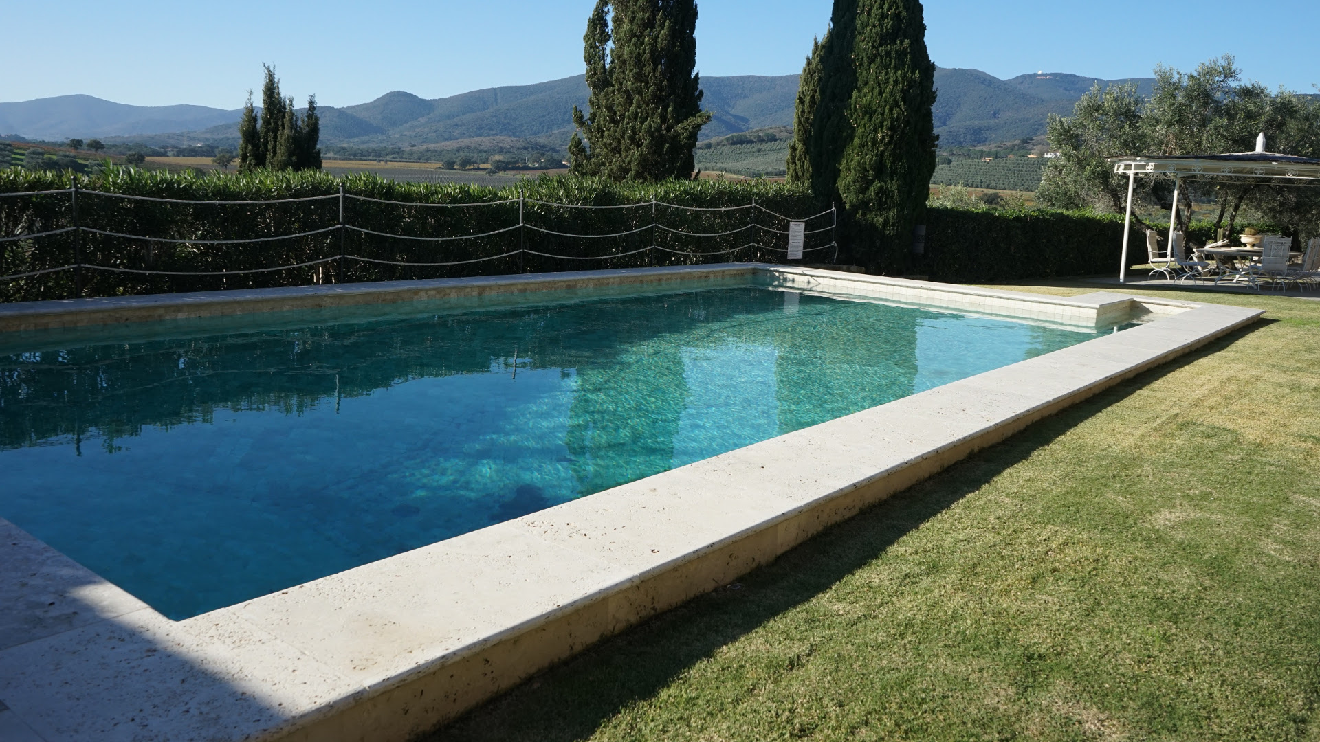 Bordi piscina in Travertino in falda "Light Blend" / costa a toro