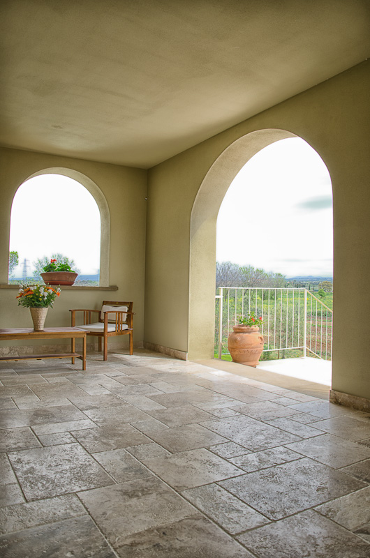 Loggia con pavimento in pietre di rapolano