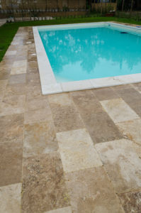 Piscina con pavimento in pietre di rapolano world wide