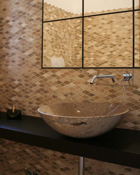 Bagno in mosaico di marmo