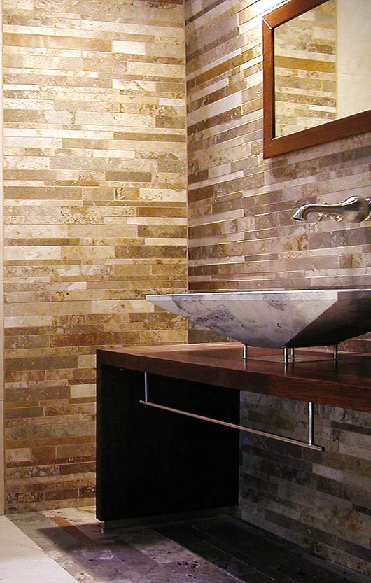 Rivestimento bagno in mosaico di travertino