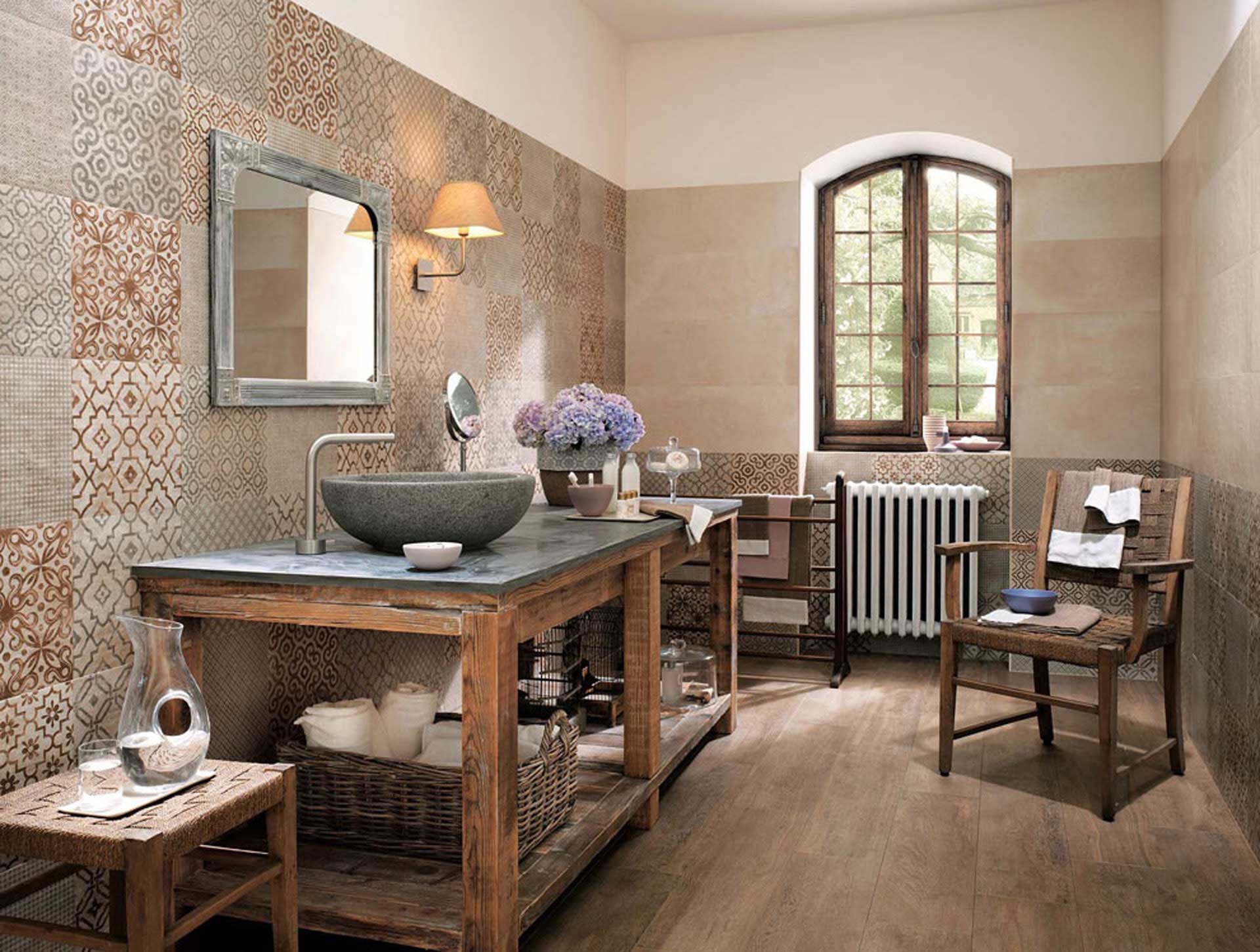 Bagno con lavabo in pietra stile shabby chic rustico